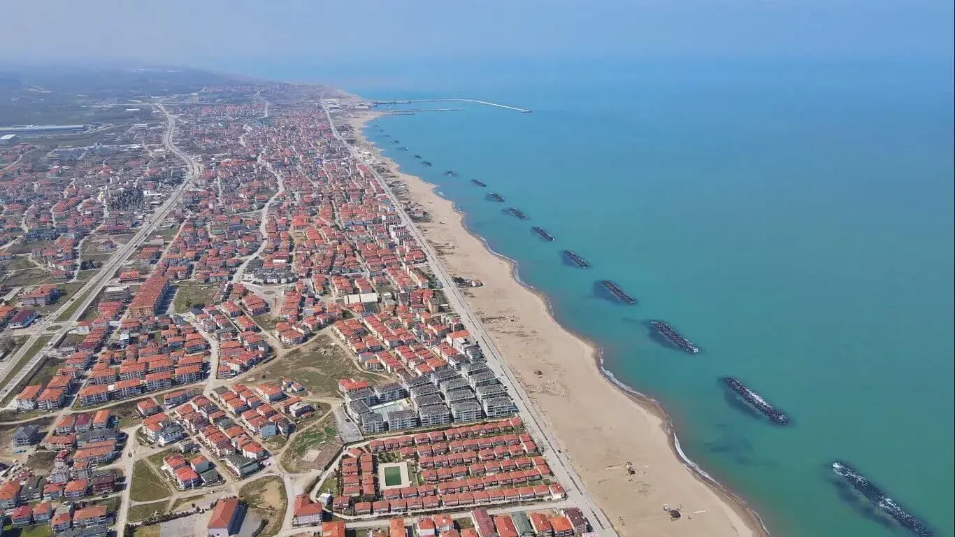 Karasu sahili ve şehir manzarası
